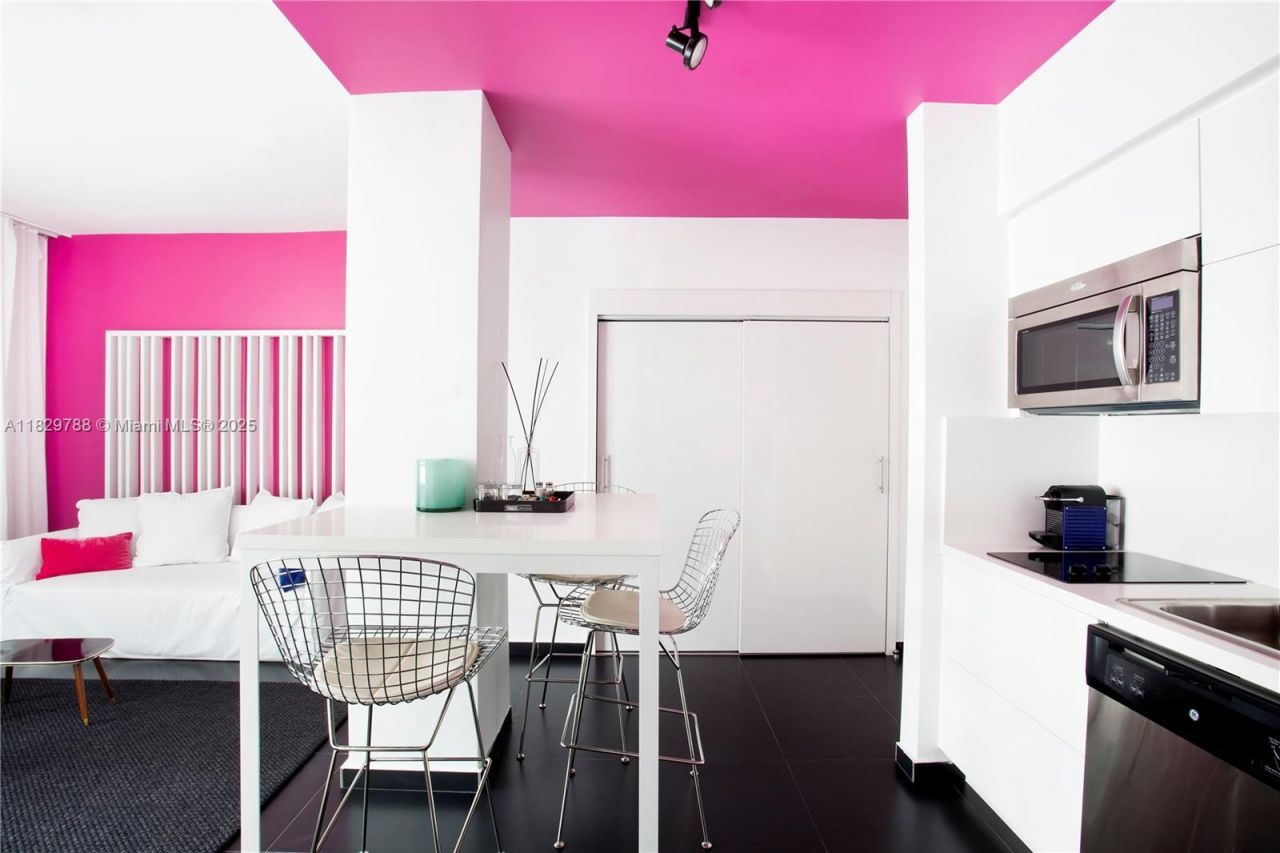 205 Collins Ave, Miami Beach, FL 33139 Photo