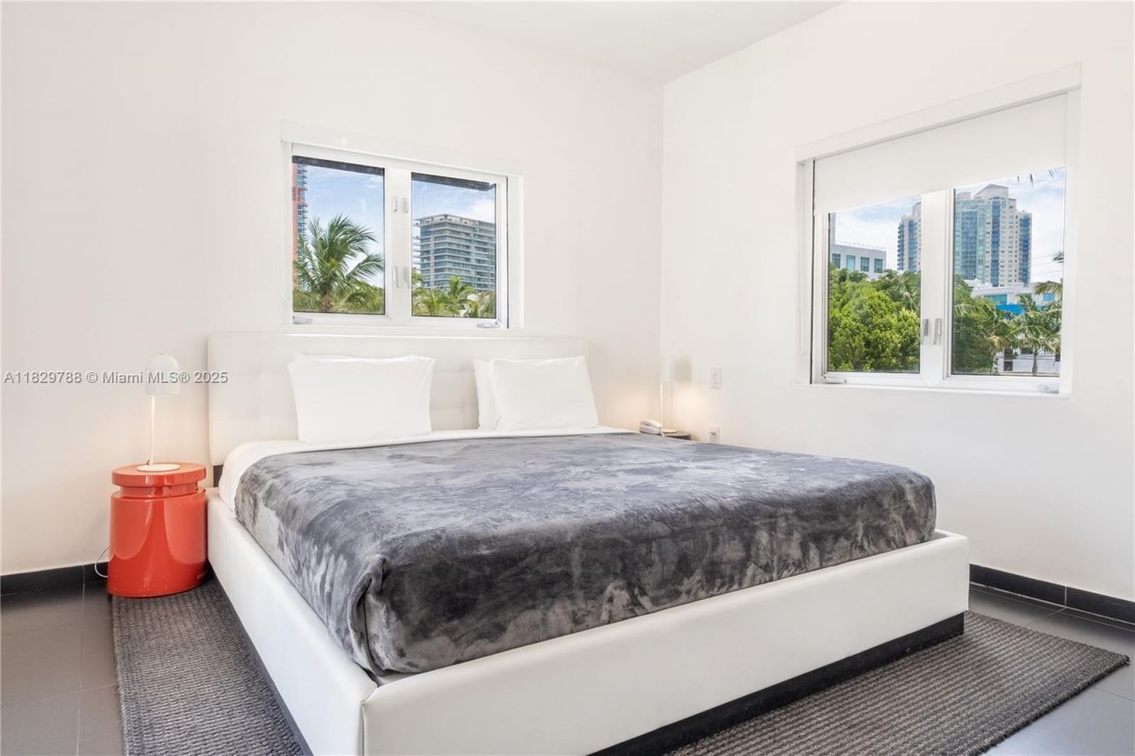 205 Collins Ave, Miami Beach, FL 33139 Photo