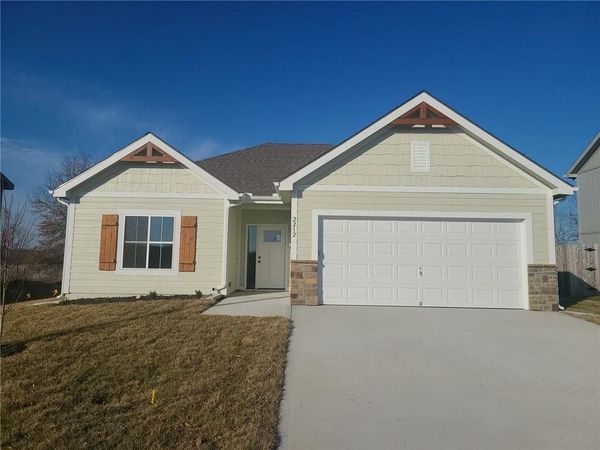 2212 Pemberton Drive, Harrisonville, MO 64701
