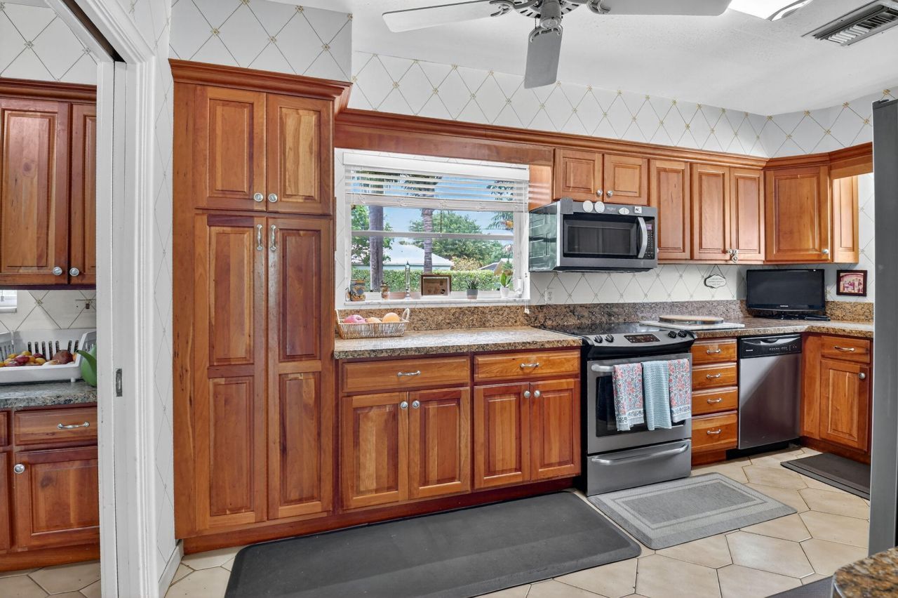 1095 Hibiscus Lane, Delray Beach, FL 33444 Photo