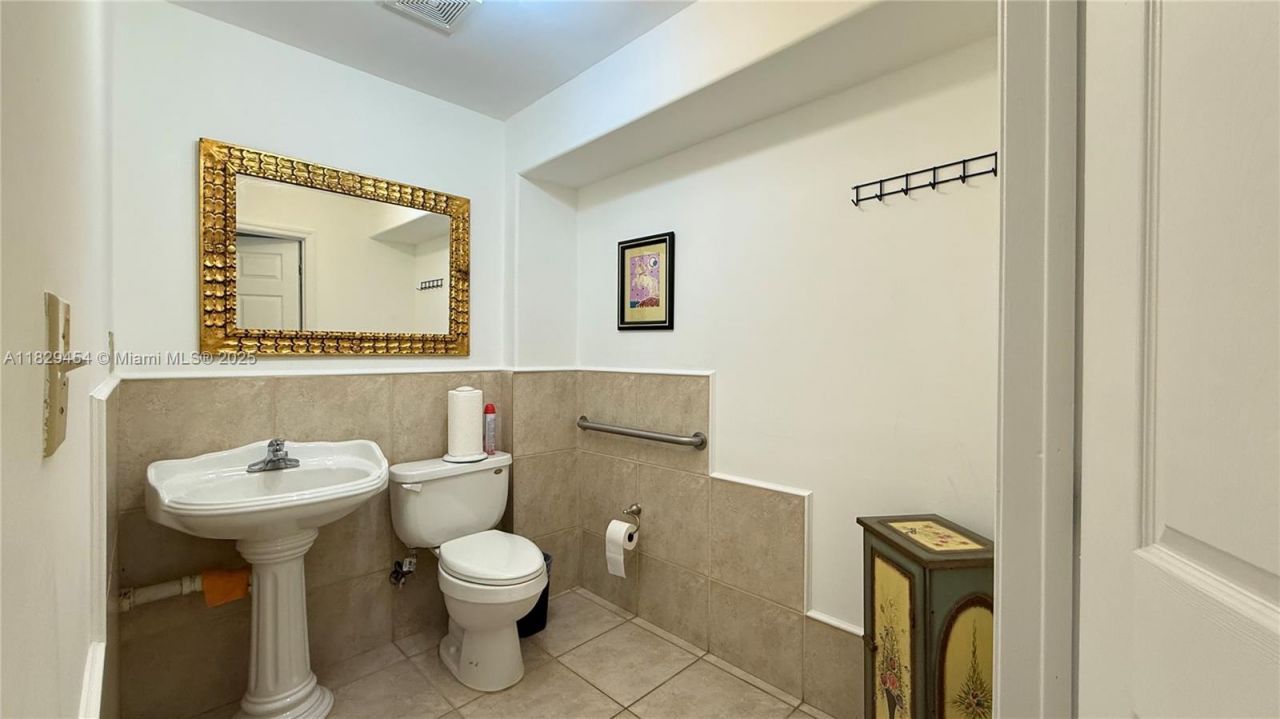 1651 W 37th St, Unit 402, Hialeah, FL 33012 Photo