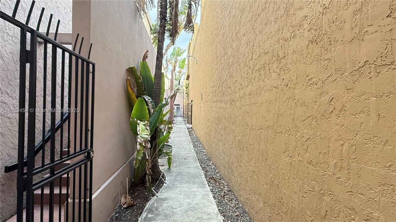 1651 W 37th St, Unit 402, Hialeah, FL 33012 Photo