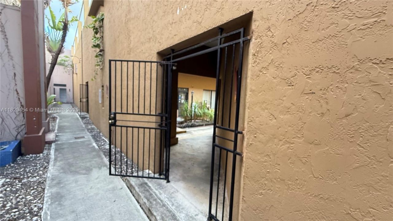 1651 W 37th St, Unit 402, Hialeah, FL 33012 Photo