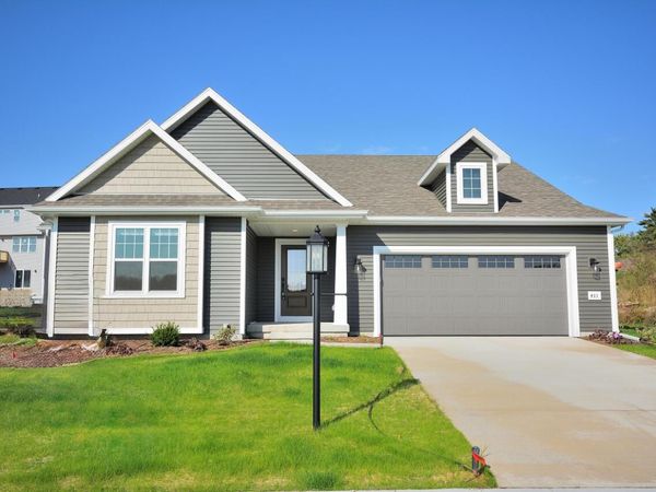 621 Standing Stone DRIVE, Waukesha, WI 53189