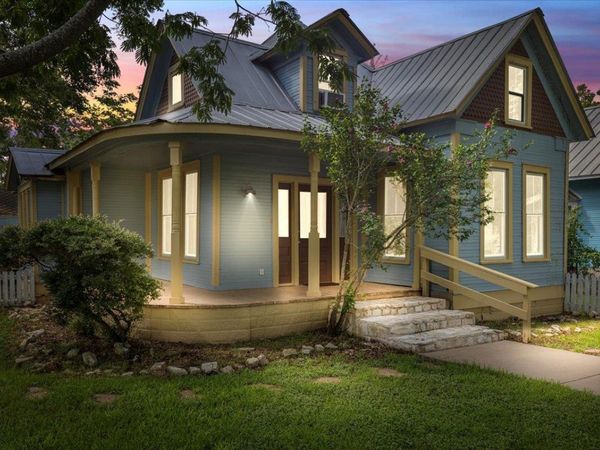 710 Gresham ST, Smithville, TX 78957