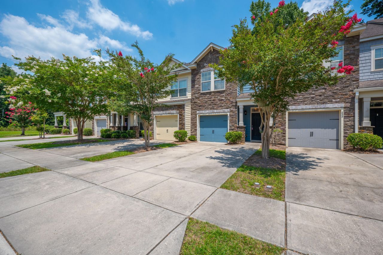 854 Bibury Court Photo 40