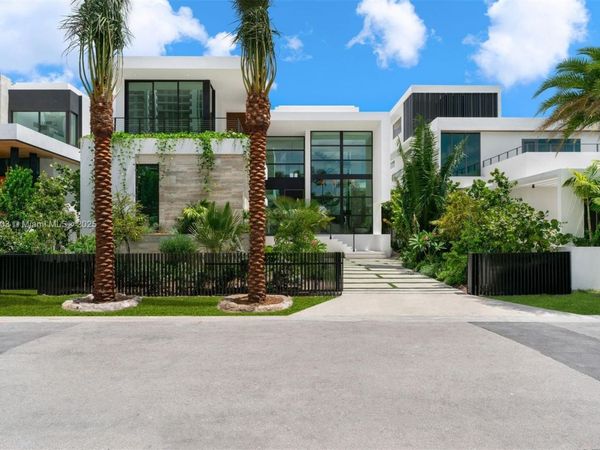 1045 N Venetian Dr, Miami, FL 33139