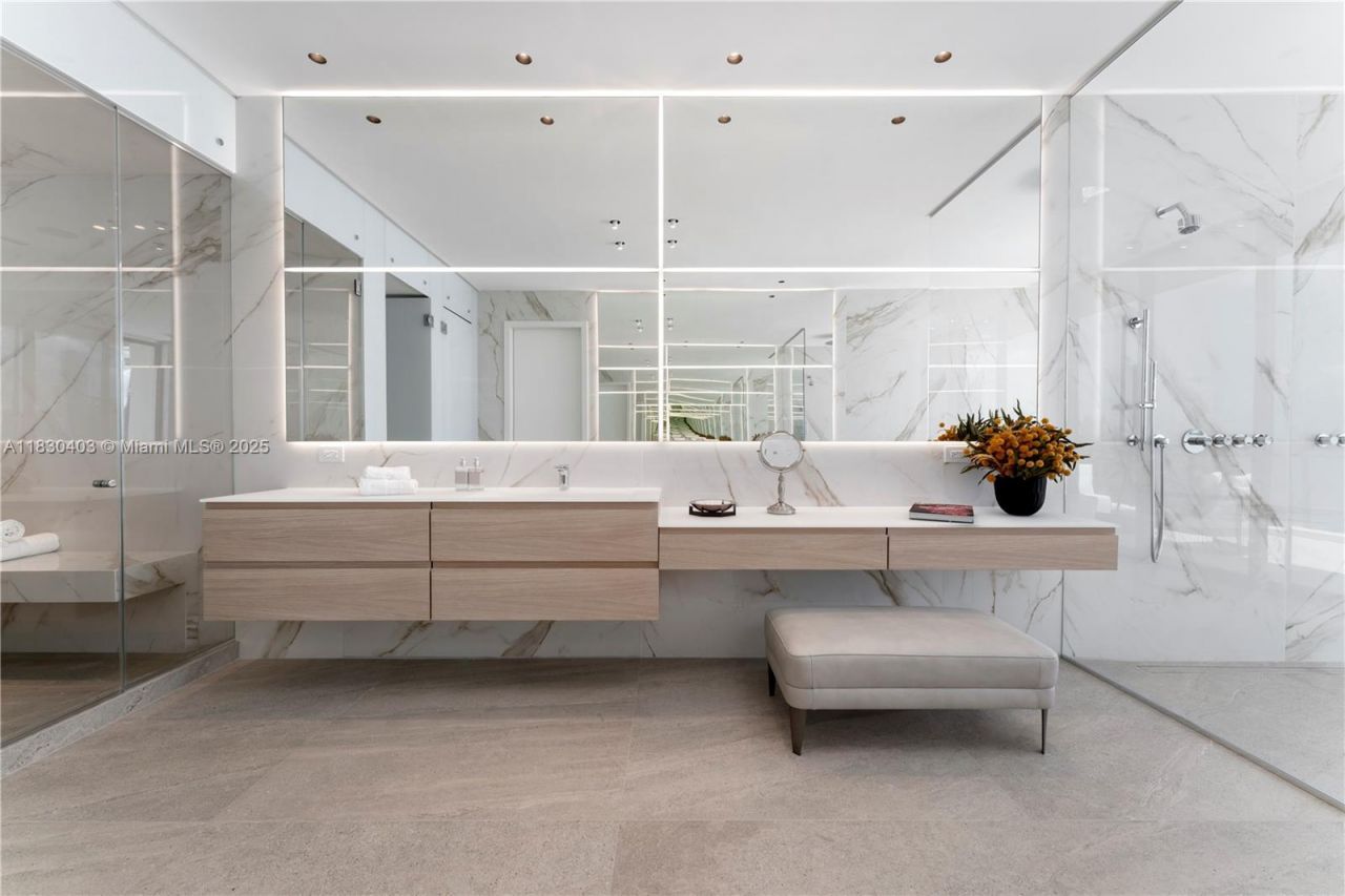 1045 N Venetian Dr, Miami, FL 33139 Photo