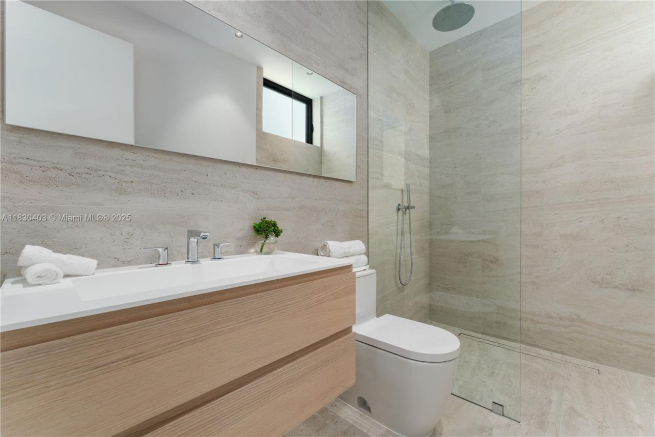 1045 N Venetian Dr, Miami, FL 33139 Photo