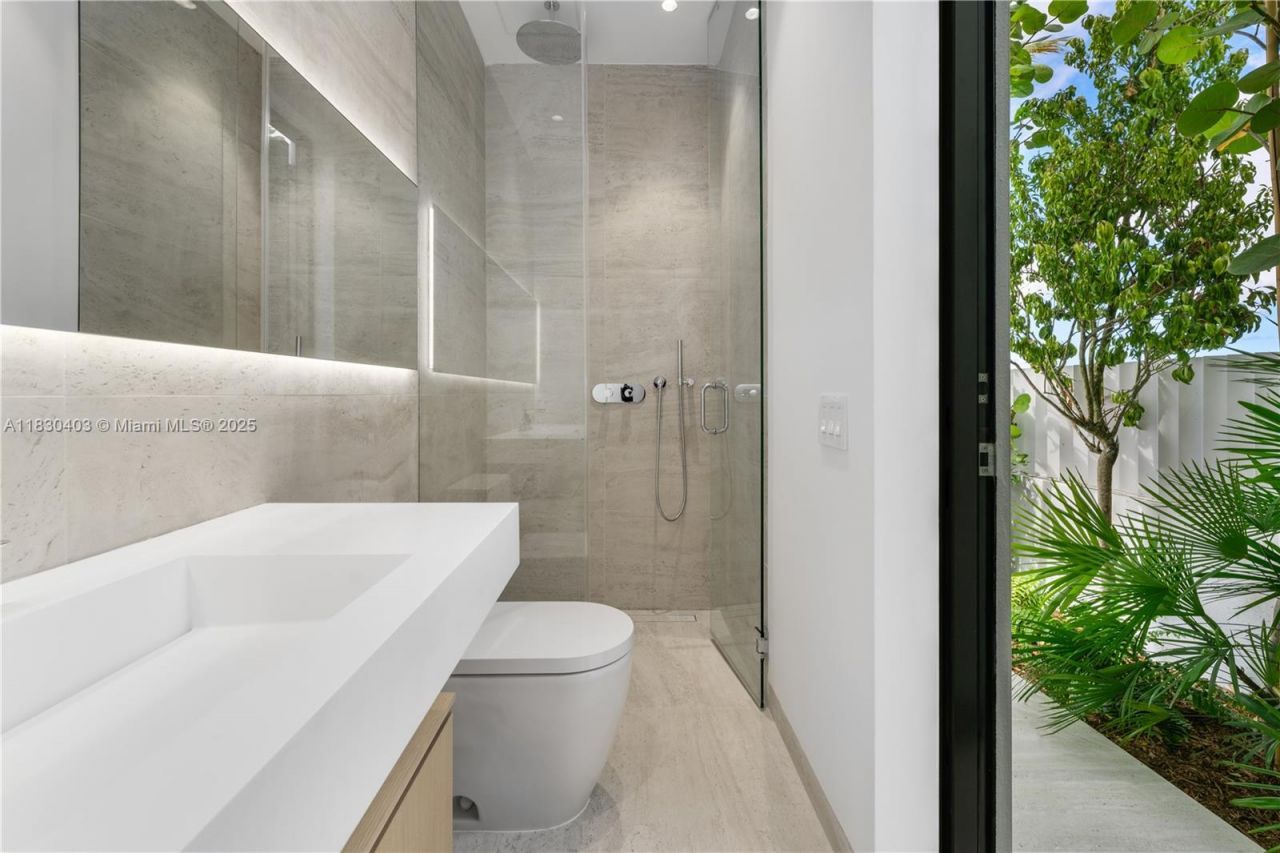 1045 N Venetian Dr, Miami, FL 33139 Photo