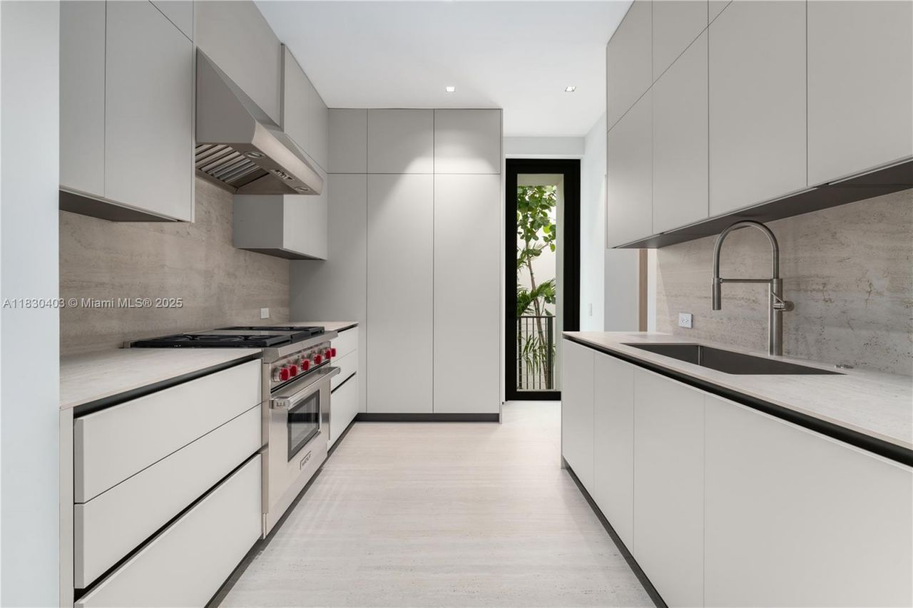 1045 N Venetian Dr, Miami, FL 33139 Photo