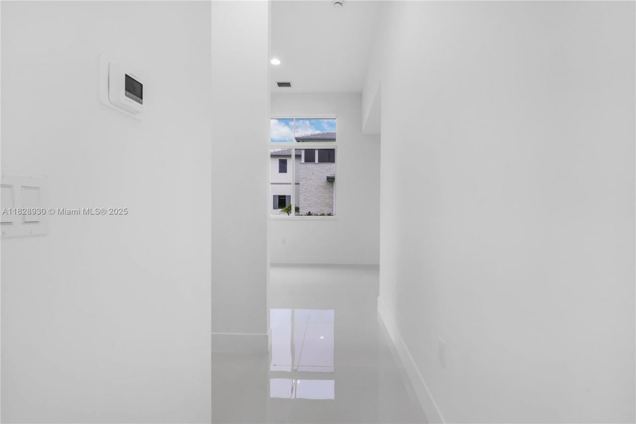 2210 SW 122nd Ter, Davie, FL 33325 Photo