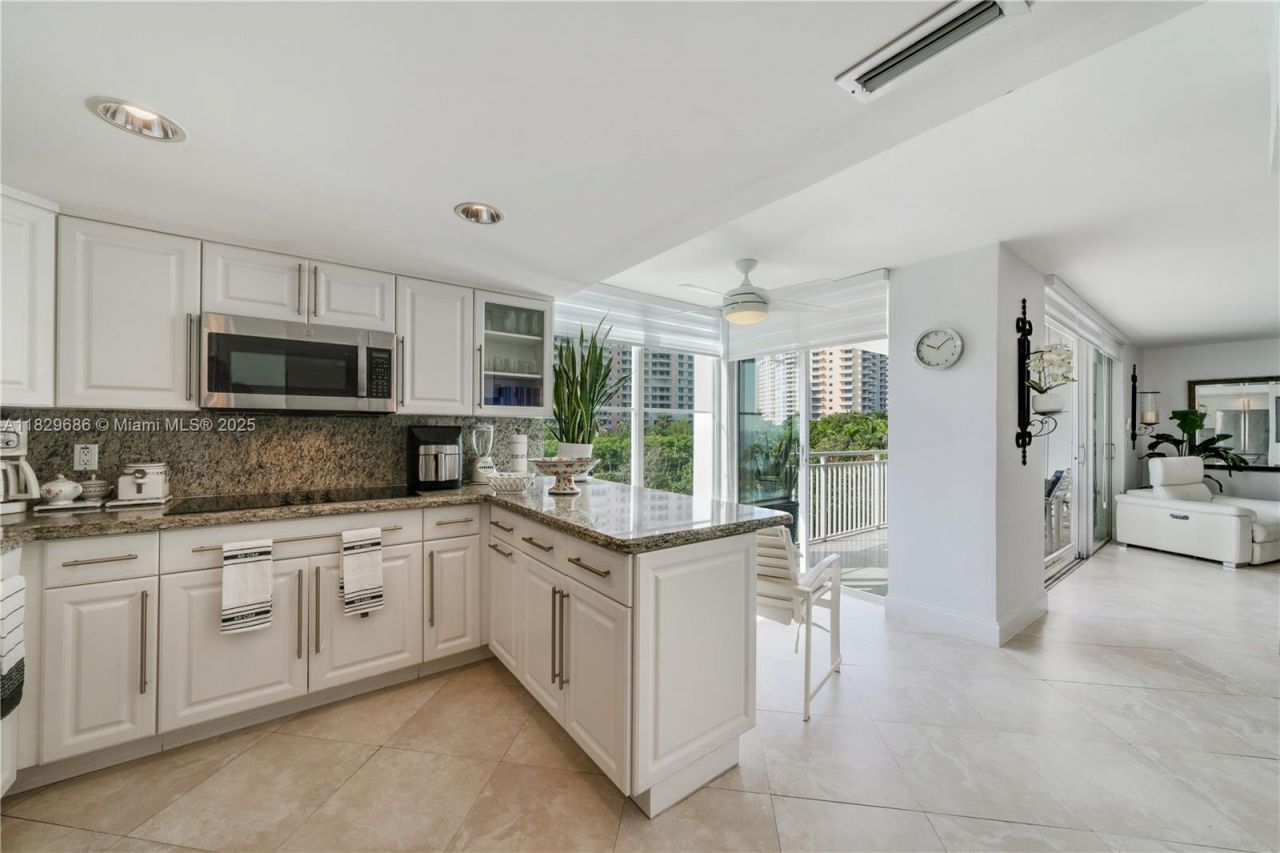 609 Ocean Dr, Unit 5H, Key Biscayne, FL 33149 Photo