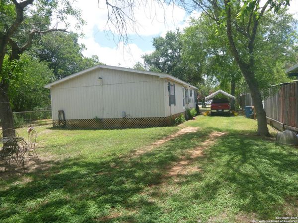 1121 Plum, Floresville, TX 78114