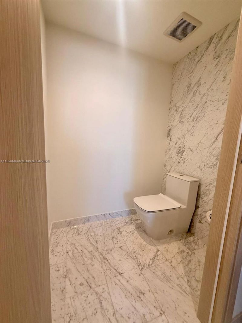 1000 Brickell Plz, Unit 2008, Miami, FL 33131 Photo