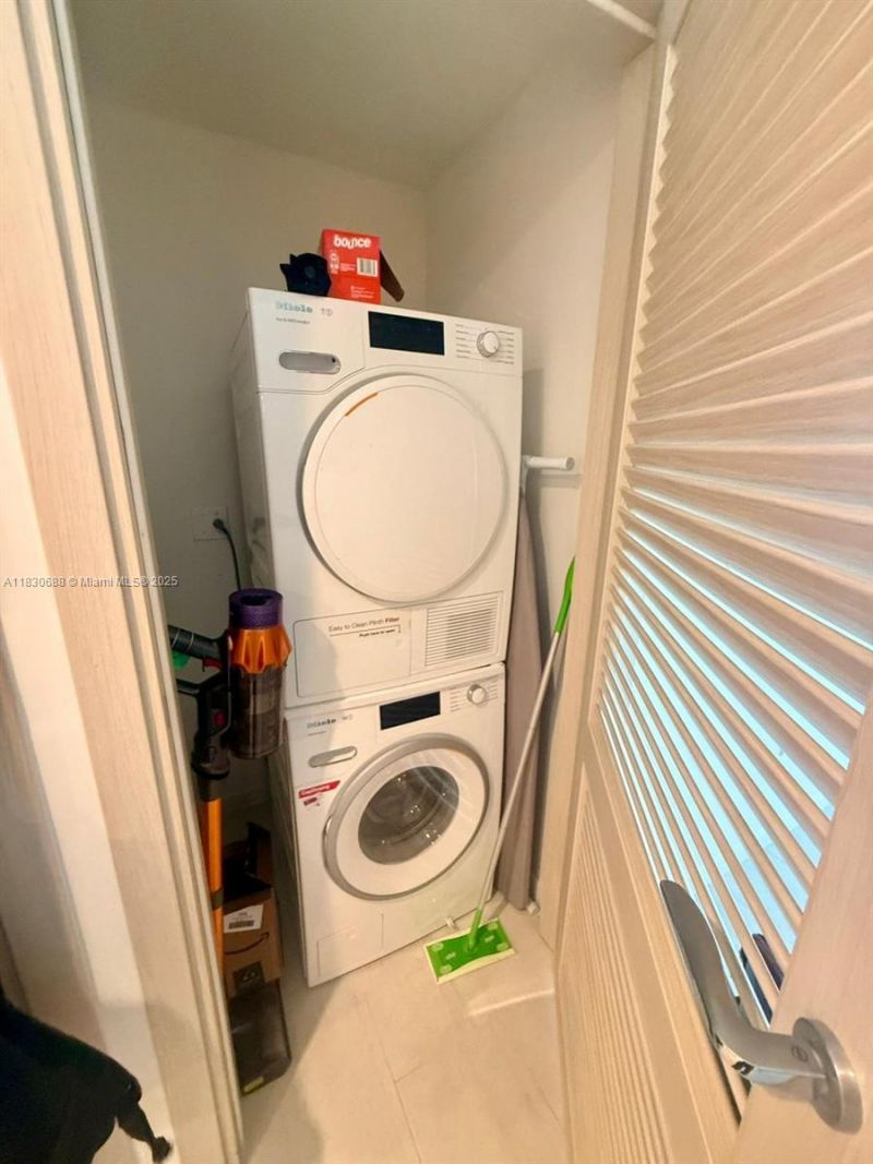 1000 Brickell Plz, Unit 2008, Miami, FL 33131 Photo