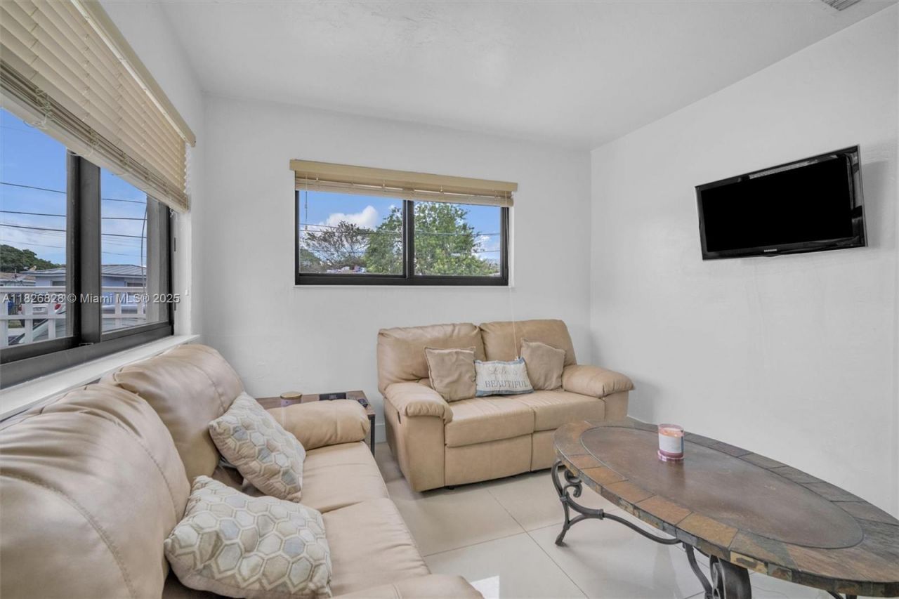 1910 NW 31st St, Miami, FL 33142 Photo