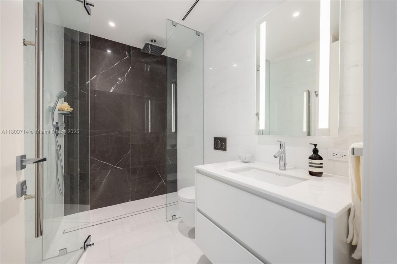 300 Biscayne Blvd Way, Unit 5205W, Miami, FL 33131 Photo