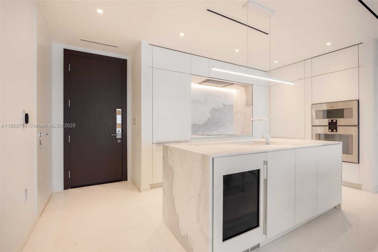 300 Biscayne Blvd Way, Unit 5205W, Miami, FL 33131 Photo