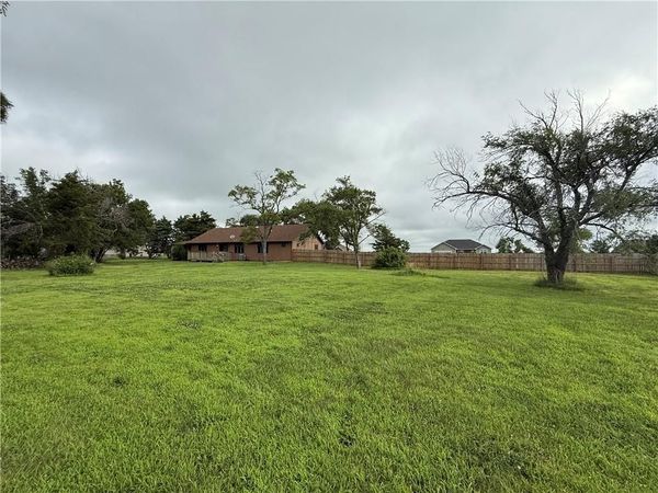 1011 N Arrowhead Drive, Burlington, KS 66839