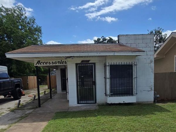 1325 S Riverside Drive, Fort Worth, TX 76104