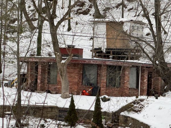 21 Lake Shore Dr, Charleston, WV 25313