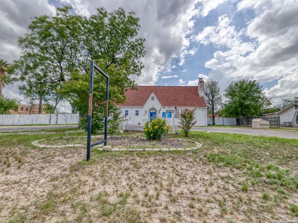 1007 N Getty St, Uvalde, TX 78801