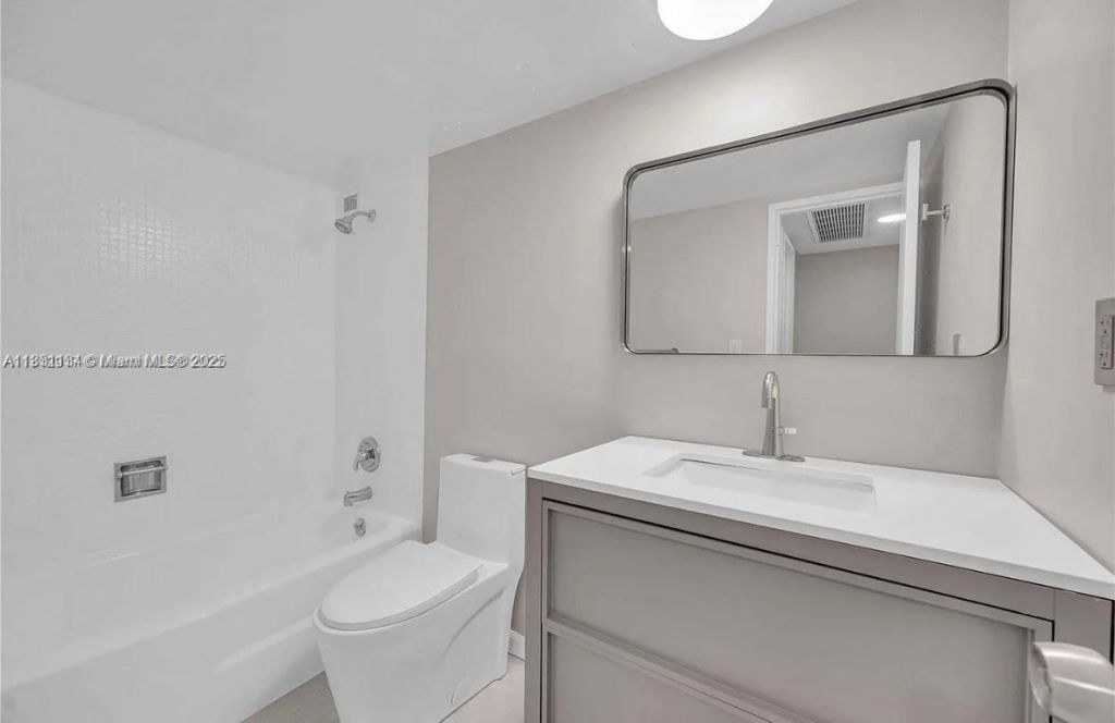 5700 Collins Ave, Unit 3C, Miami Beach, FL 33140 Photo