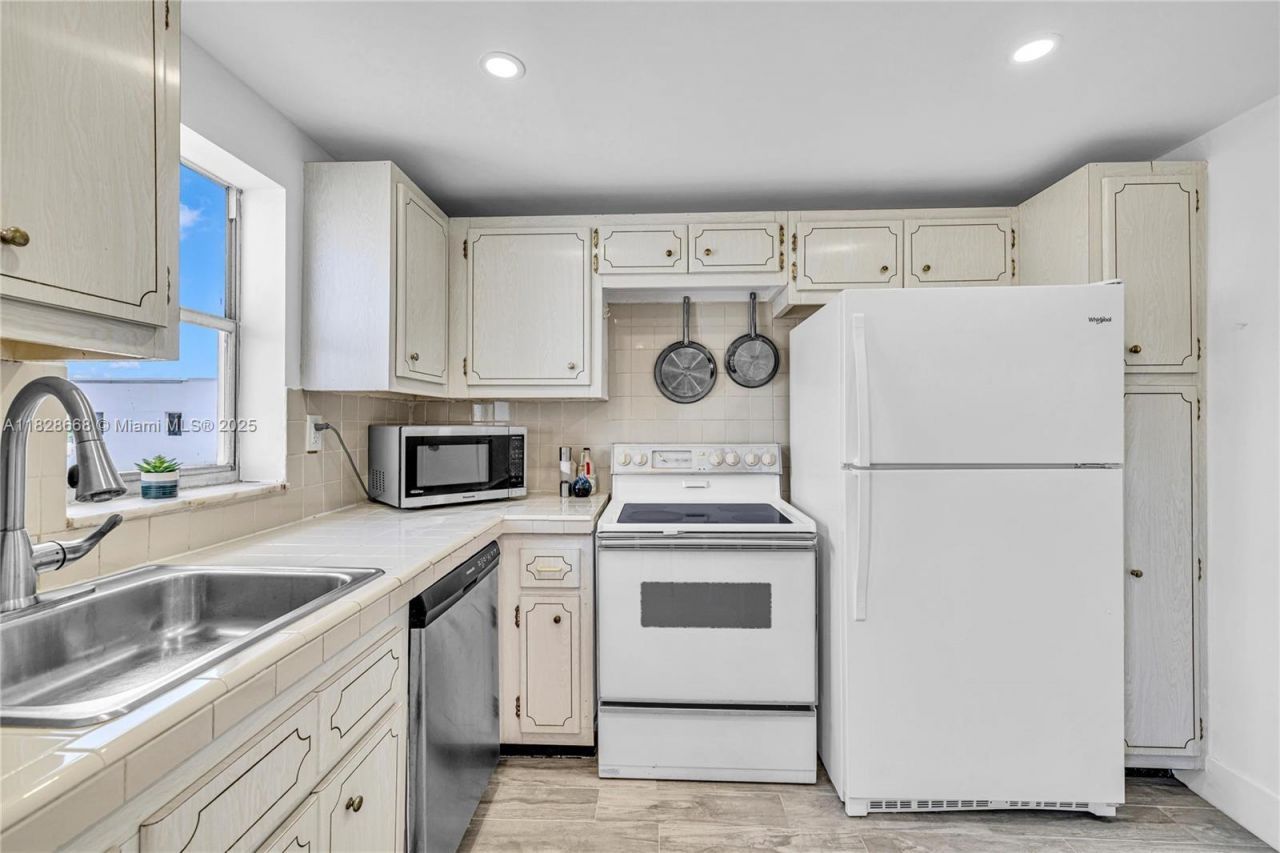 4141 Nautilus Dr, Unit 7J, Miami Beach, FL 33140 Photo