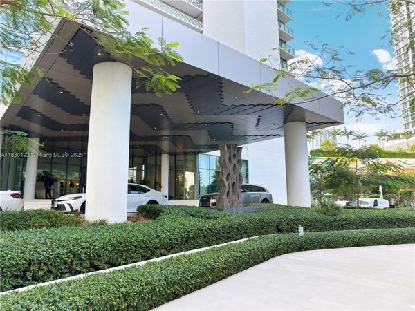 650 NE 32nd St, Unit 802, Miami, FL 33137