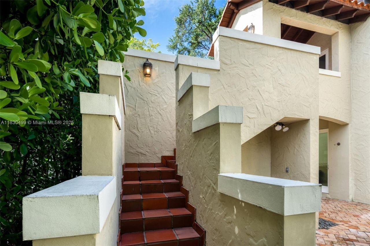 440 Rosaro Ave, Coral Gables, FL 33146 Photo