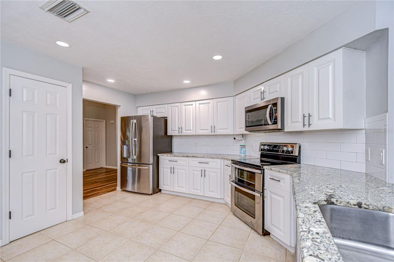 512 Pinewalk Drive, Brandon, FL 33510 Photo