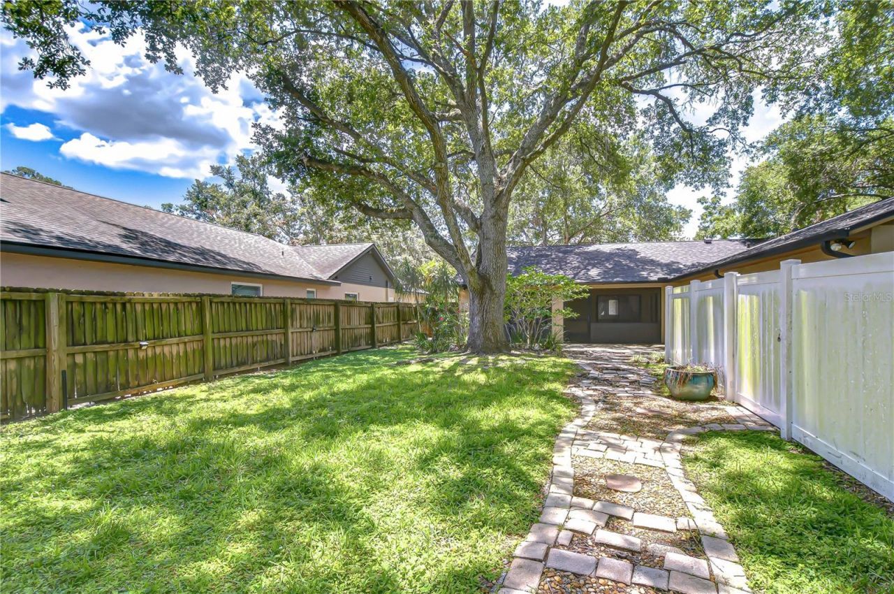 512 Pinewalk Drive, Brandon, FL 33510 Photo