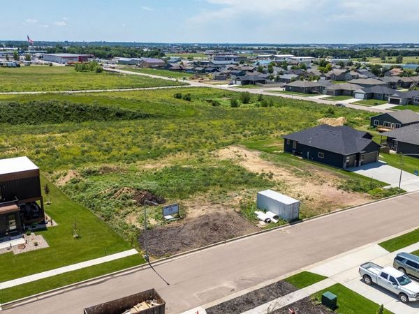 1805 E Wallin Cir, Sioux Falls, SD 57104