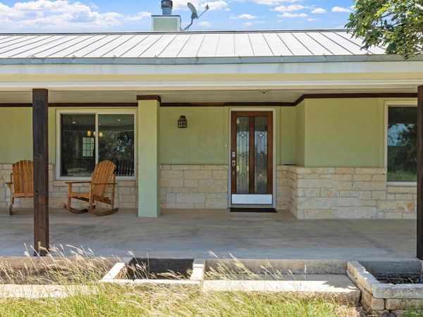 110 Live Oak LN, Kerrville, TX 78028