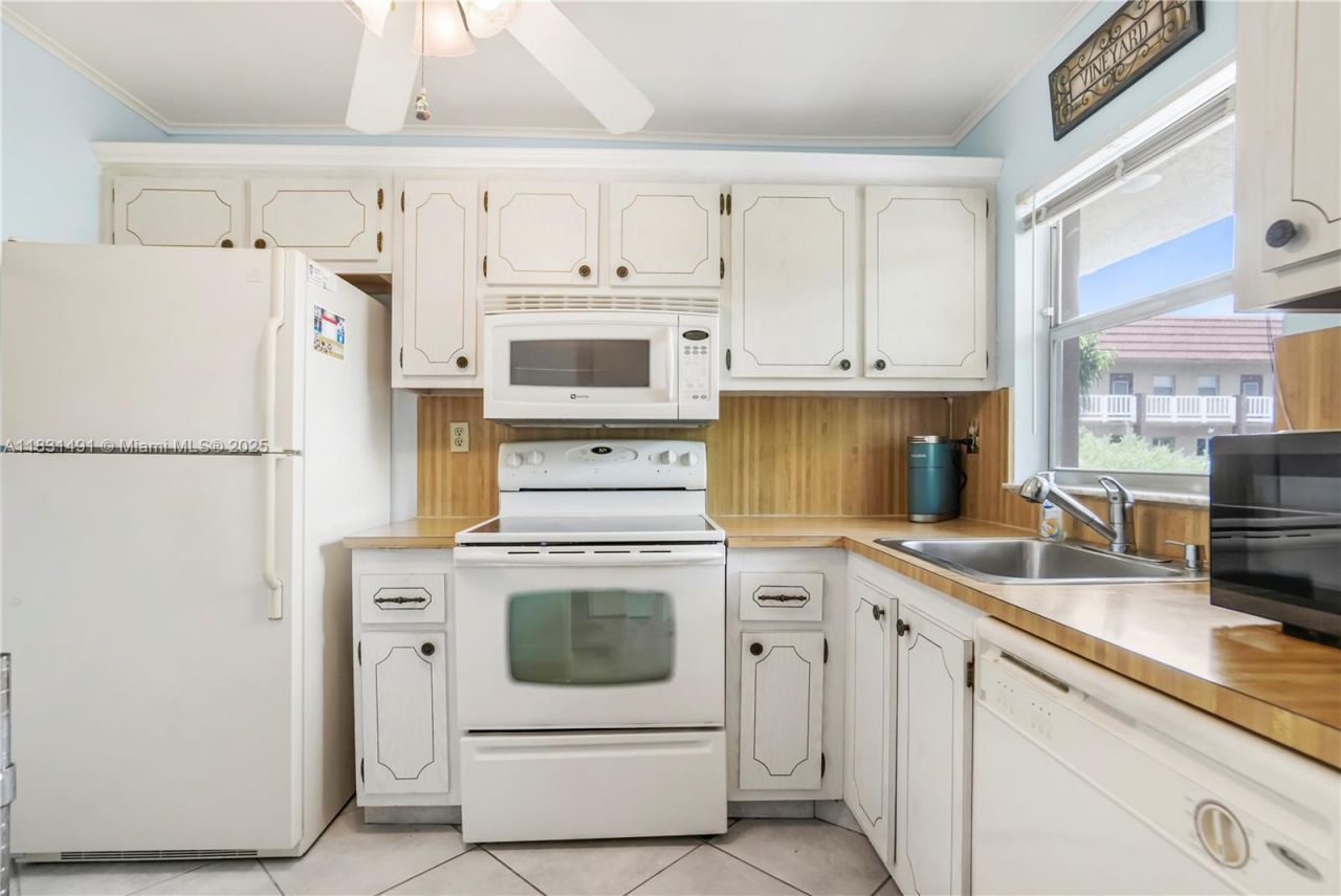 9261 Sunrise Lakes Blvd, Unit 203, Sunrise, FL 33322 Photo