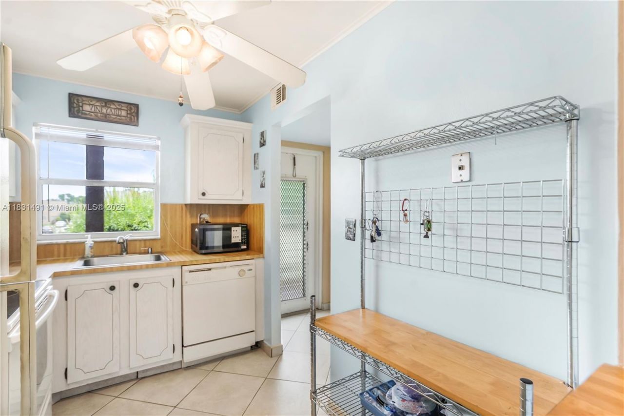 9261 Sunrise Lakes Blvd, Unit 203, Sunrise, FL 33322 Photo