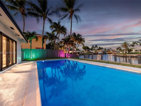 380 SE 1st Ter, Pompano Beach, FL 33060