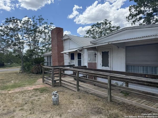559 W Rheiner, Sabinal, TX 78881