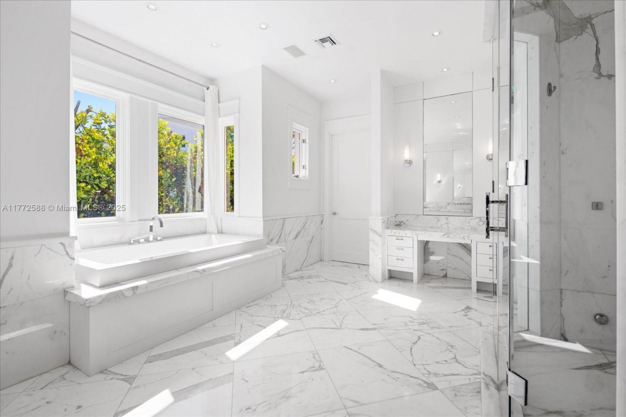 4340 N Bay Rd, Miami Beach, FL 33140 Photo