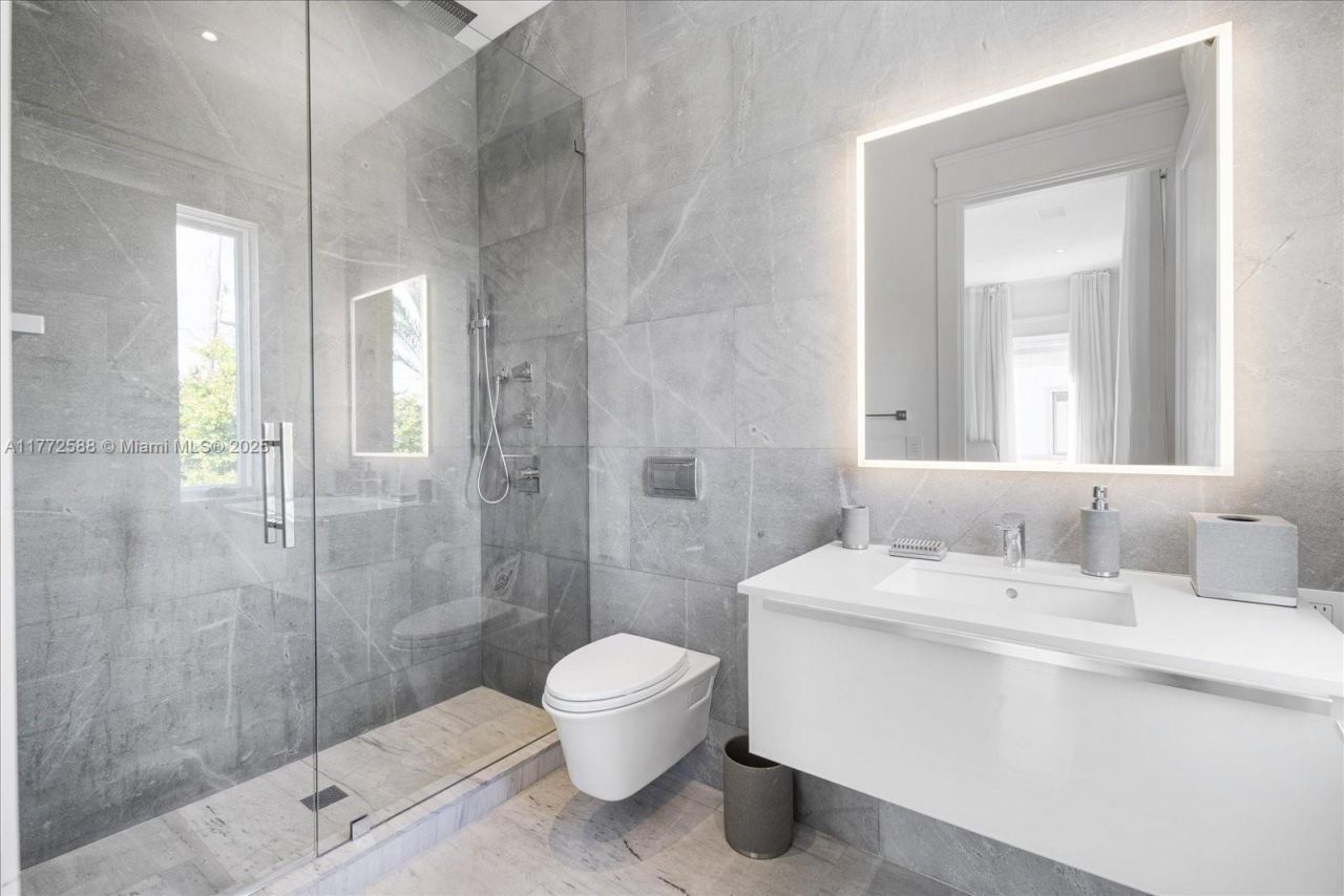 4340 N Bay Rd, Miami Beach, FL 33140 Photo