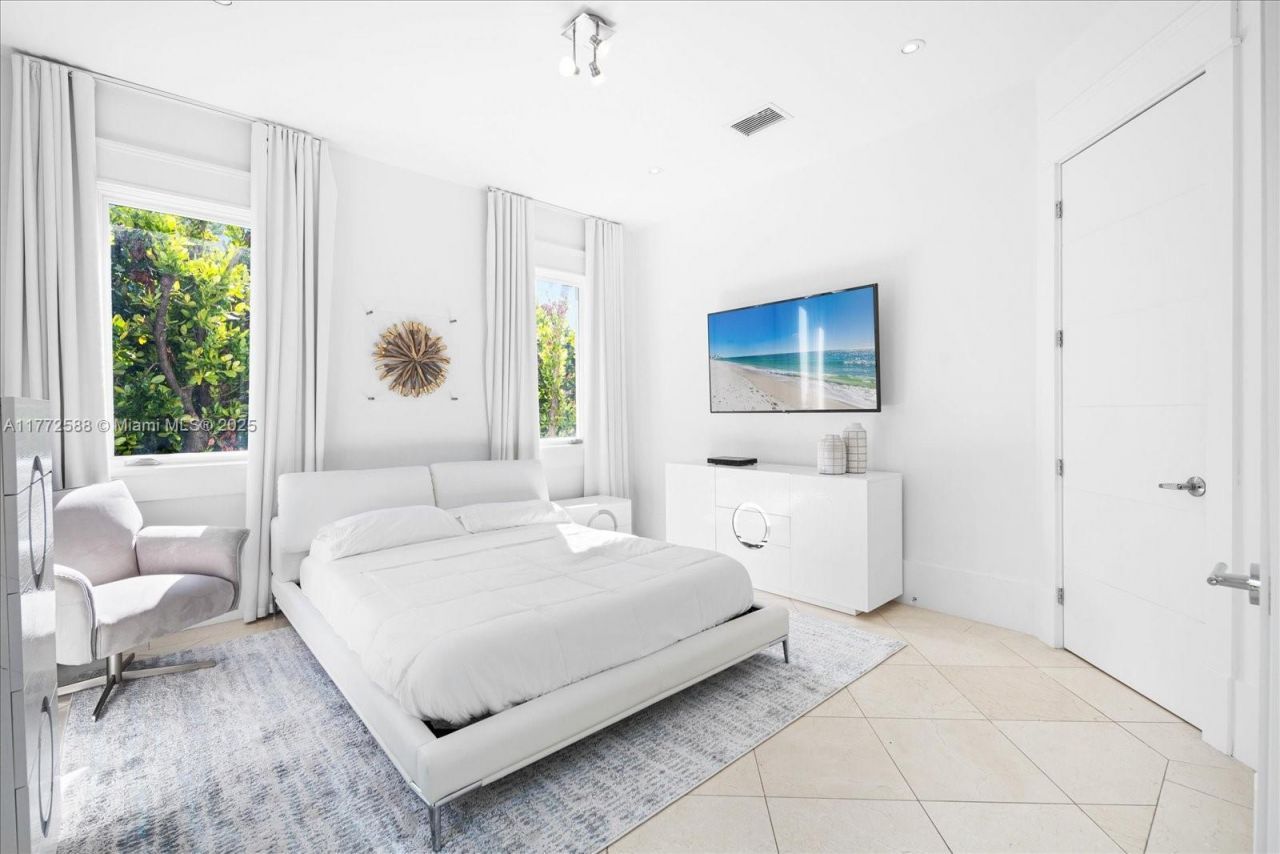 4340 N Bay Rd, Miami Beach, FL 33140 Photo