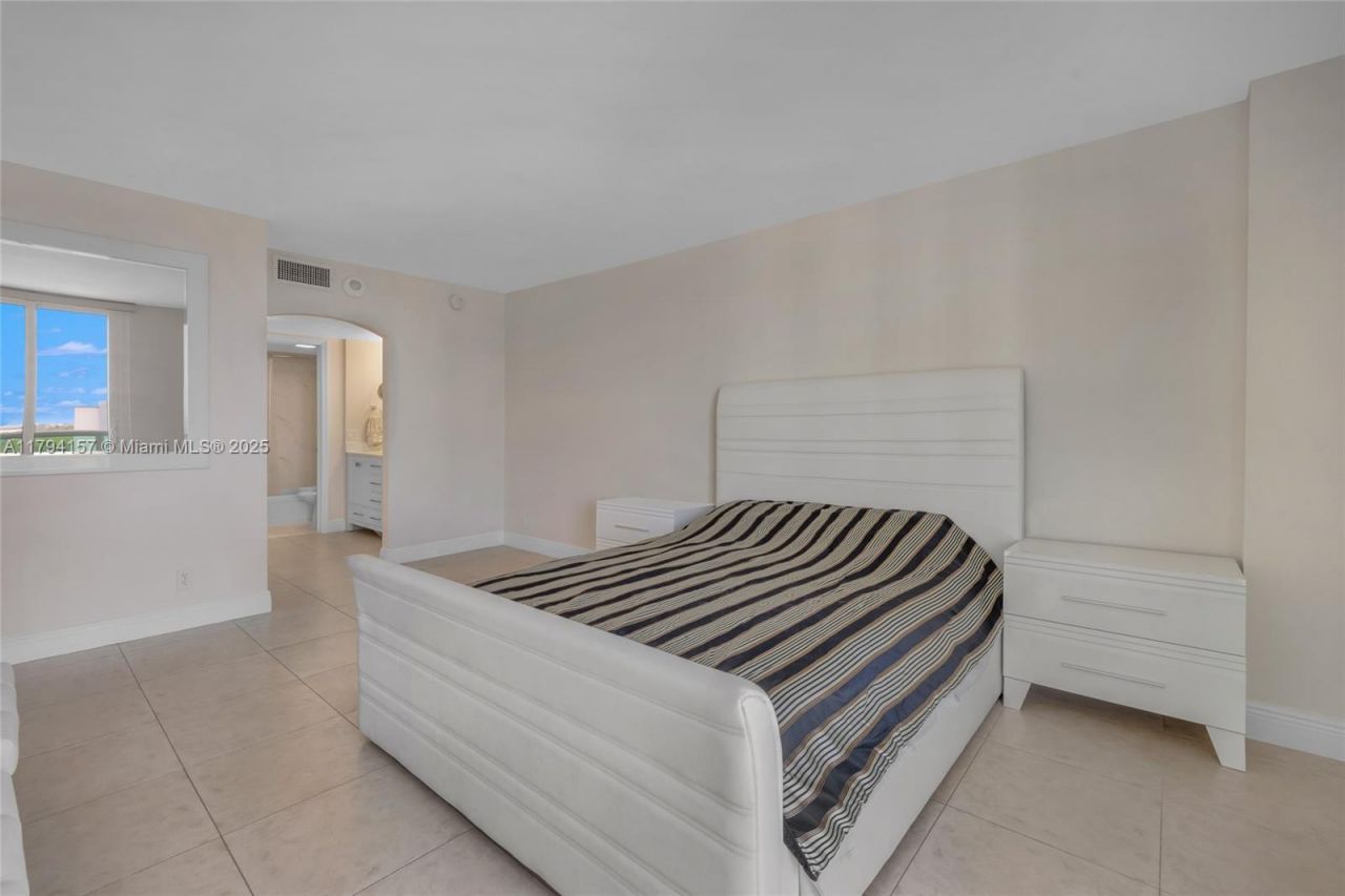 100 Bayview Dr, Unit 1403, Sunny Isles Beach, FL 33160 Photo