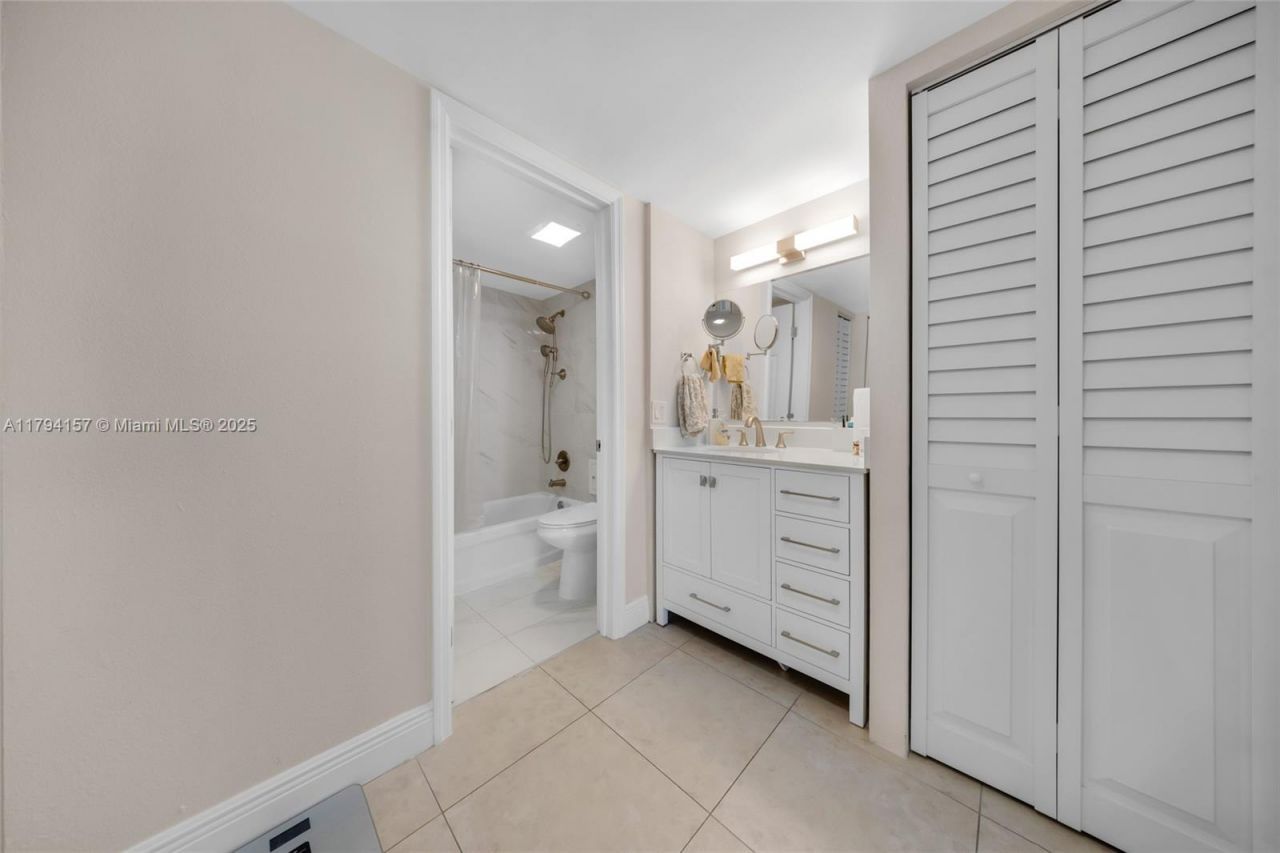 100 Bayview Dr, Unit 1403, Sunny Isles Beach, FL 33160 Photo