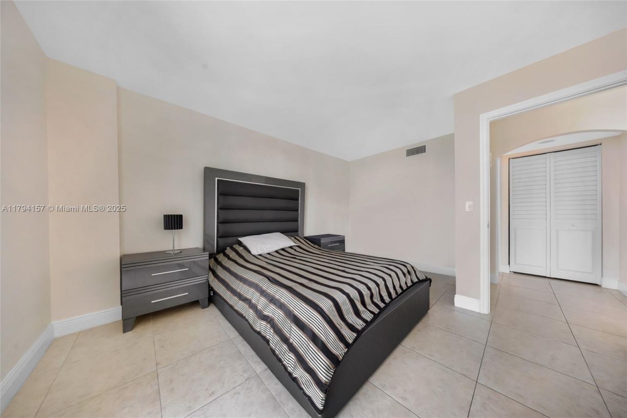 100 Bayview Dr, Unit 1403, Sunny Isles Beach, FL 33160 Photo