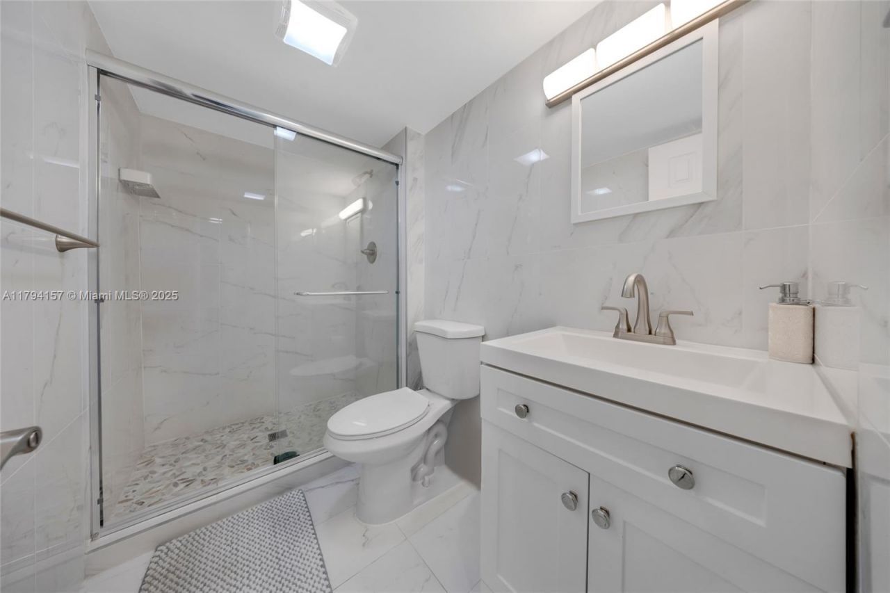 100 Bayview Dr, Unit 1403, Sunny Isles Beach, FL 33160 Photo