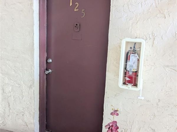 3840 N LAKE DRIVE, Unit 125, TAMPA, FL 33614