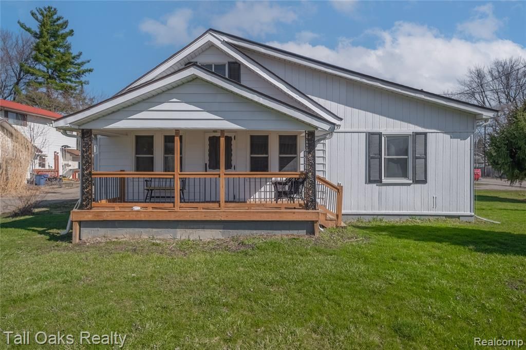 6123 Lapeer Road, Burton, MI 48509 Main Photo