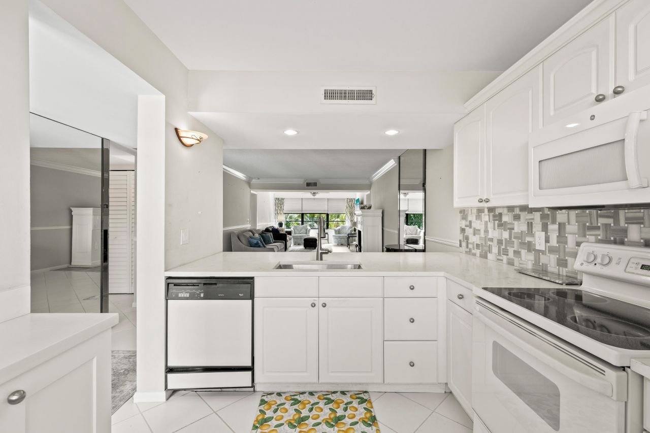 6073 Balboa Circle, Unit 303, Boca Raton, FL 33433 Photo