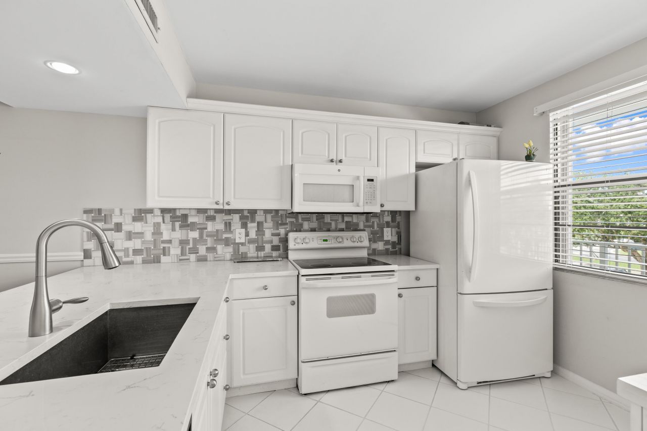 6073 Balboa Circle, Unit 303, Boca Raton, FL 33433 Photo